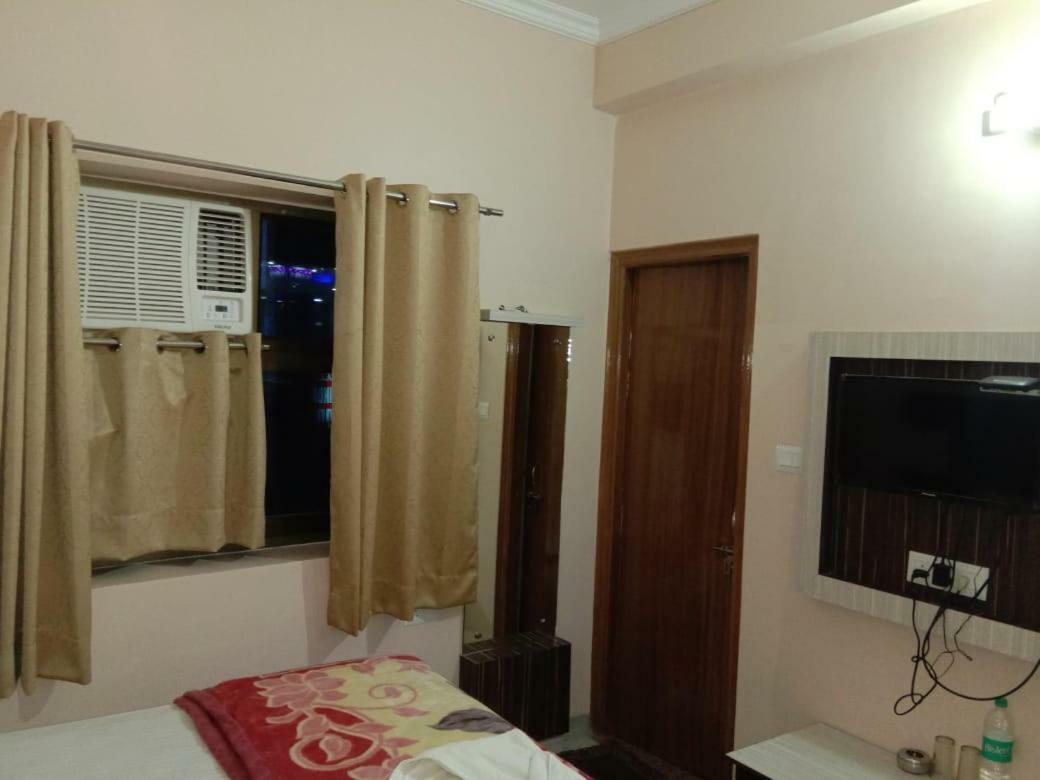 Adb Rooms Hotel De Pal Waranasi Zewnętrze zdjęcie